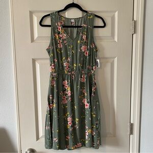 Old Navy sleeveless waist-defined v-neck dress - size small